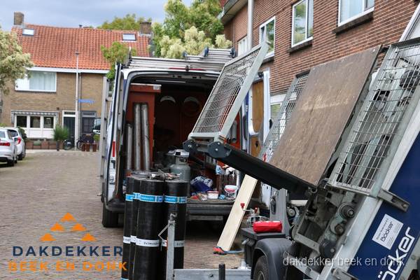 Dakdekkersbusje met materiaal en ladderlift voor dakpannen vervangen in Beek en Donk Dakdekkersbusje met materiaal en ladderlift voor dakpannen vervangen in Beek en Donk