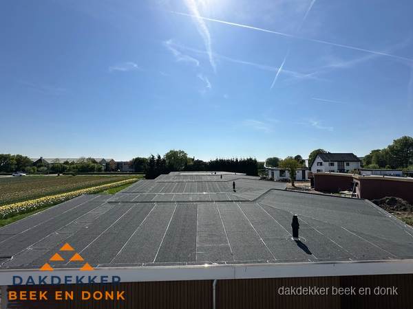 Groot plat dak met bitumen dakbedekking op bedrijfspand in Beek en Donk Groot plat dak met bitumen dakbedekking op bedrijfspand in Beek en Donk