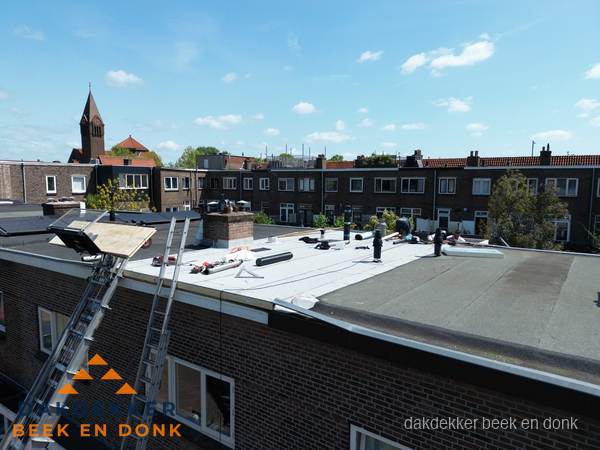 Dakdekkers aan het werk op plat dak in Beek en Donk Dakdekkers aan het werk op plat dak in Beek en Donk