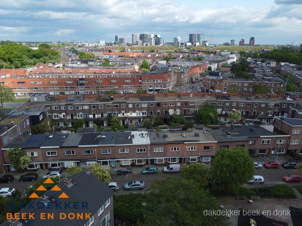 Luchtfoto van daken in woonwijk Beek en Donk