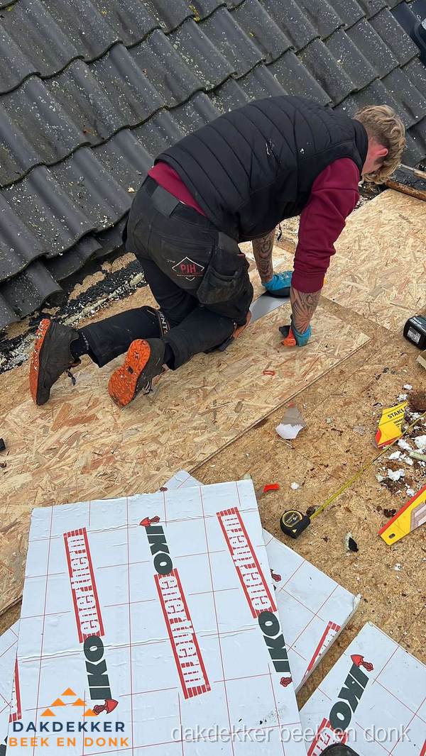 Dakdekker plaatst PIR-isolatieplaten op plat dak in Beek en Donk Dakdekker plaatst PIR-isolatieplaten op plat dak in Beek en Donk