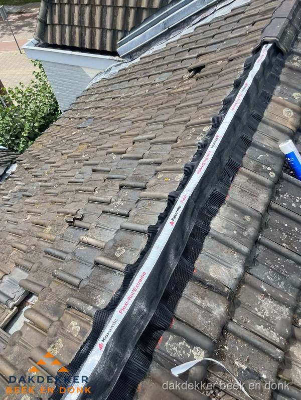 Nokvorst renovatie met Koramic nokrol op schuin pannendak in Beek en Donk Nokvorst renovatie met Koramic nokrol op schuin pannendak in Beek en Donk