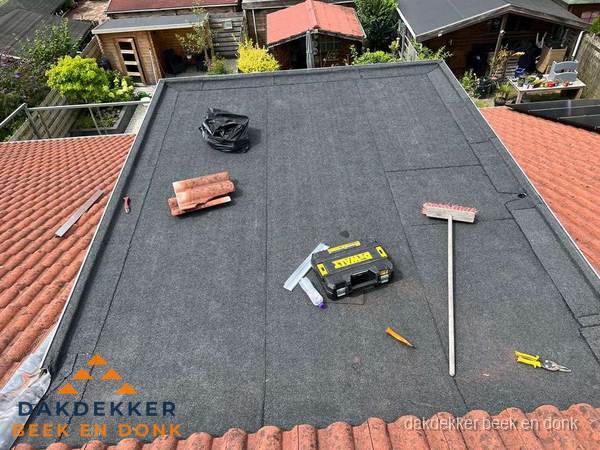 Gereedschap op nieuw plat dak na renovatie in Beek en Donk