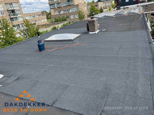 Bitumen dakbedekking op plat dak met lichtkoepel en schoorsteen in Beek en Donk Bitumen dakbedekking op plat dak met lichtkoepel en schoorsteen in Beek en Donk