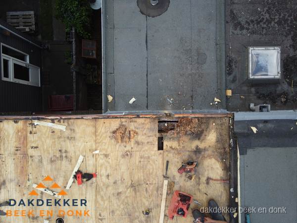 Dakschade en renovatie plat dak vanuit de lucht in Beek en Donk Dakschade en renovatie plat dak vanuit de lucht in Beek en Donk