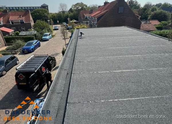Nieuw bitumen plat dak met uitzicht over woonwijk in Beek en Donk Nieuw bitumen plat dak met uitzicht over woonwijk in Beek en Donk