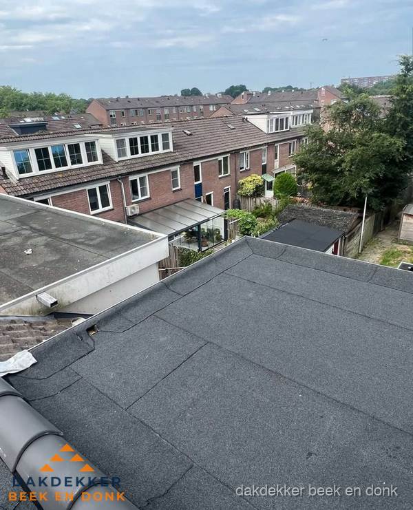 Vernieuwd plat dak met bitumen in woonwijk in Beek en Donk