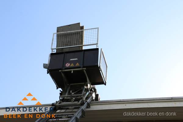 Dakdekkerslift voor materiaal transport bij dakwerkzaamheden in Beek en Donk Dakdekkerslift voor materiaal transport bij dakwerkzaamheden in Beek en Donk