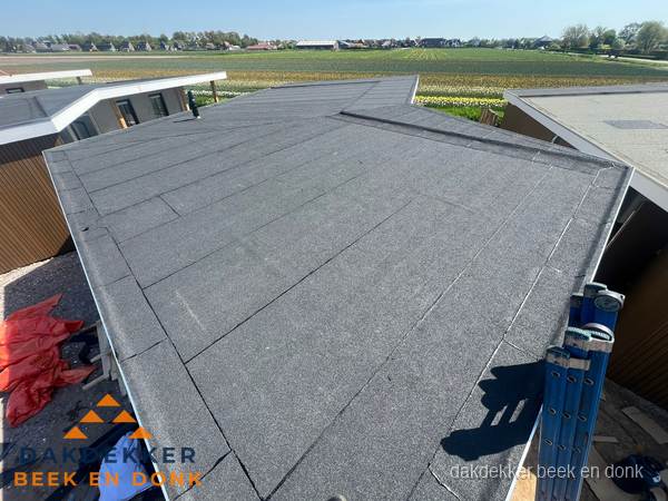 Nieuw bitumen plat dak met uitzicht over landschap in Beek en Donk Nieuw bitumen plat dak met uitzicht over landschap in Beek en Donk