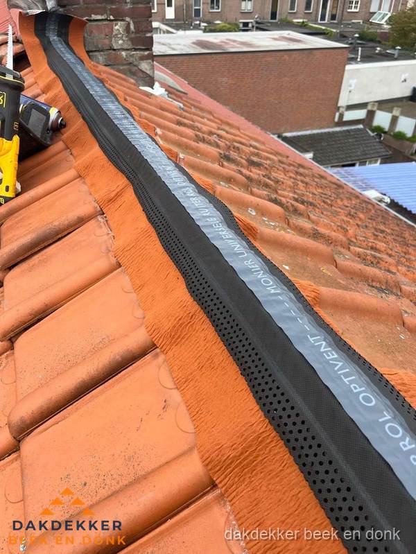 Nokventilatie installeren op hellend pannendak in Beek en Donk Nokventilatie installeren op hellend pannendak in Beek en Donk