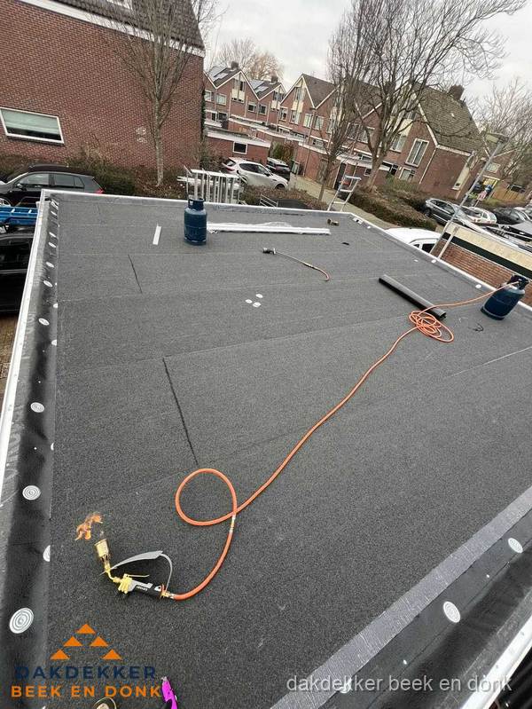 Afgewerkte dakrenovatie met bitumen op plat dak in Beek en Donk