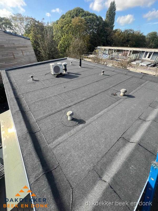 Kosten dakdekker: afgewerkt plat bedrijfsdak met bitumen in Beek en Donk Kosten dakdekker: afgewerkt plat bedrijfsdak met bitumen in Beek en Donk