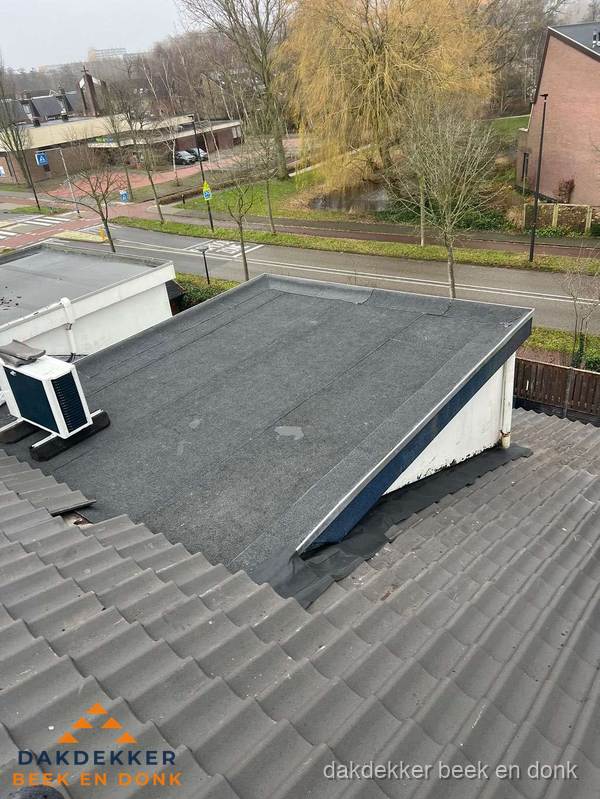 Plat dak met bitumen isolatie en dakbedekking in Beek en Donk