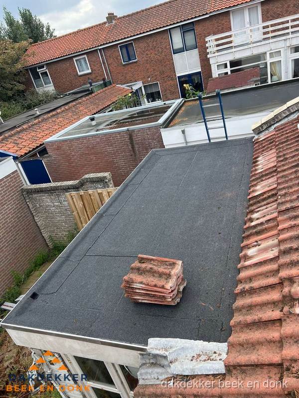 Aanbouw plat dak met reservepannen voor dakpannen vervangen in Beek en Donk