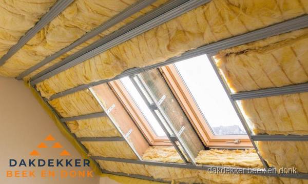 Schuin dak isoleren met glaswol bij dakraam in Beek en Donk Schuin dak isoleren met glaswol bij dakraam in Beek en Donk