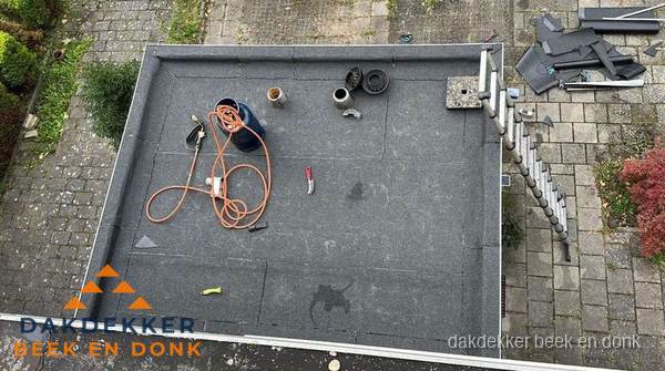 Plat dak met nieuwe bitumen bedekking in Beek en Donk