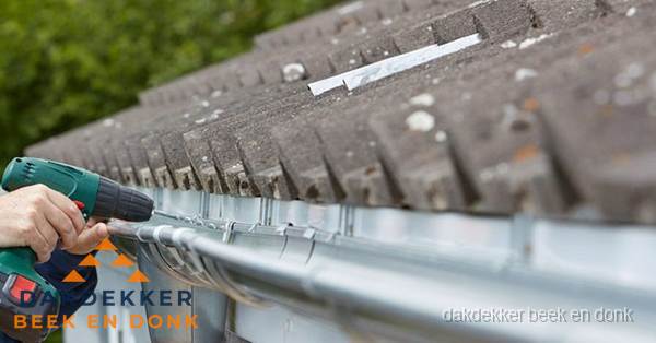 Dakgoot repareren met accuboormachine in Beek en Donk Dakgoot repareren met accuboormachine in Beek en Donk