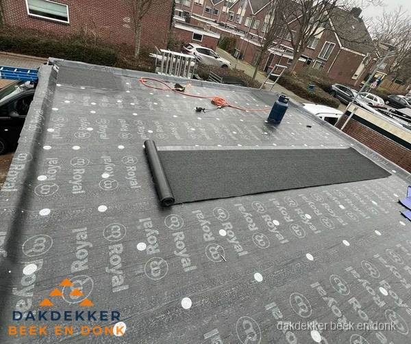Dakrenovatie plat dak met bitumen dakbedekking in Beek en Donk Dakrenovatie plat dak met bitumen dakbedekking in Beek en Donk