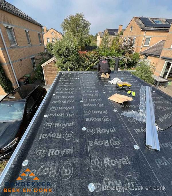 Dakdekker aan het werk op plat dak renovatie in Beek en Donk Dakdekker aan het werk op plat dak renovatie in Beek en Donk