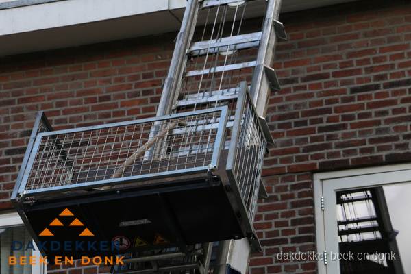Ladderlift met dakpannen voor dakpan reparatie in Beek en Donk Ladderlift met dakpannen voor dakpan reparatie in Beek en Donk