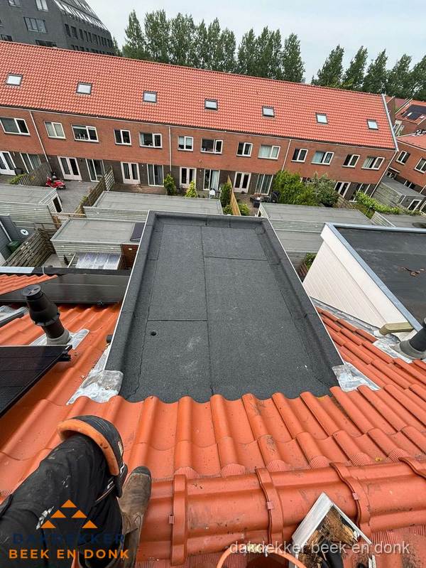 Bitumen dak reparatie op plat dak tussen dakpannen in Beek en Donk Bitumen dak reparatie op plat dak tussen dakpannen in Beek en Donk