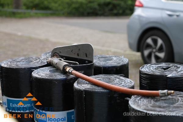 Rollen bitumen dakbedekking EshaGum klaar voor installatie in Beek en Donk