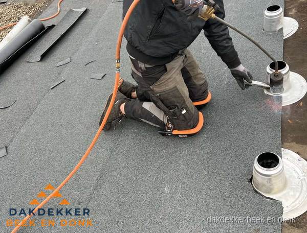 Dakdekker repareert bitumen dakleer bij dakdoorvoer in Beek en Donk Dakdekker repareert bitumen dakleer bij dakdoorvoer in Beek en Donk
